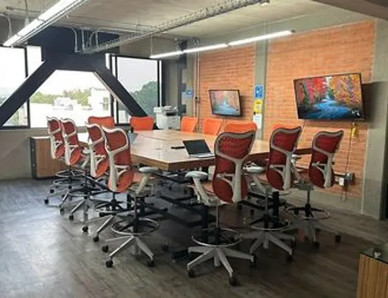 Oficinas corporativas sobre avenida División del Norte